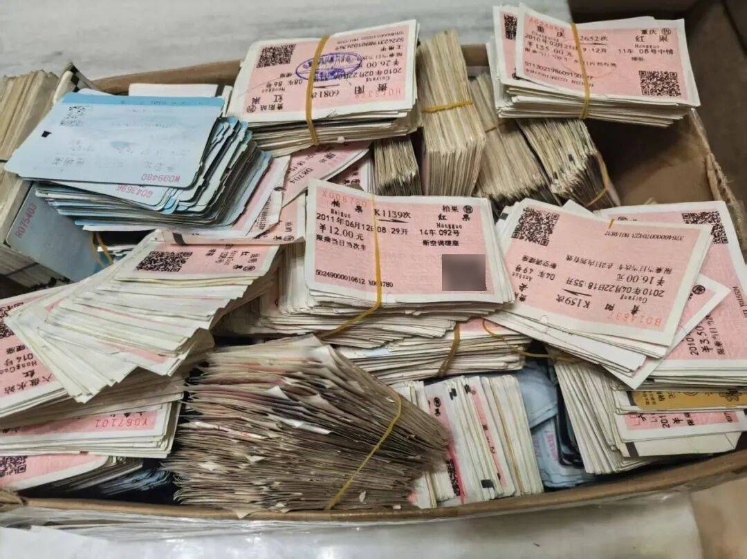 纸质火车票退场<strong></p>
<p>充电</strong>，每道折痕里都藏着远方、爱情与山河记忆