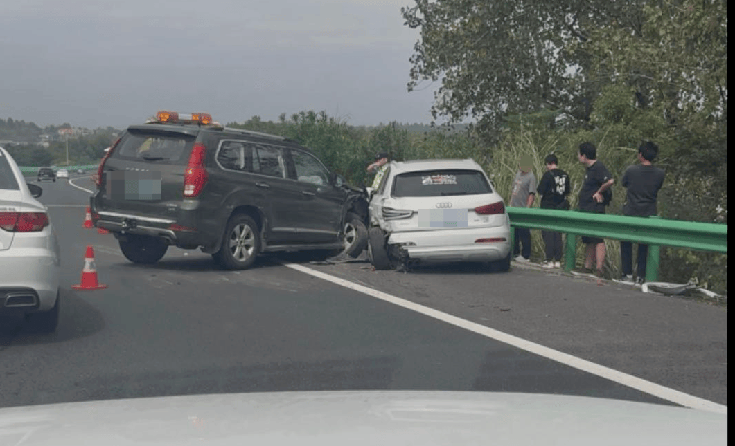 “司机像没意识了一样！”男子称SUV在高速上慢行、撞上石墩也不停<strong></p>
<p>php</strong>，交警：司机目前无生命危险
