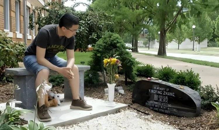 章莹颖男友国庆探望章父并协助直播<strong></p>
<p>php</strong>，网友劝其早点结婚，本人回应