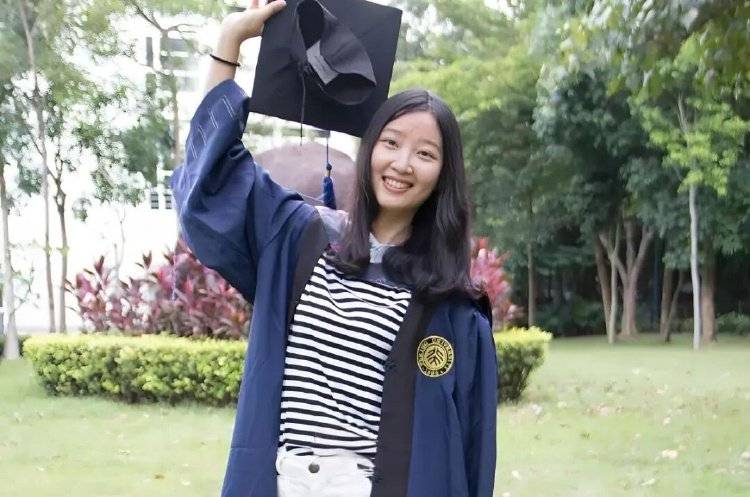 章莹颖男友国庆探望章父并协助直播<strong></p>
<p>php</strong>，网友劝其早点结婚，本人回应