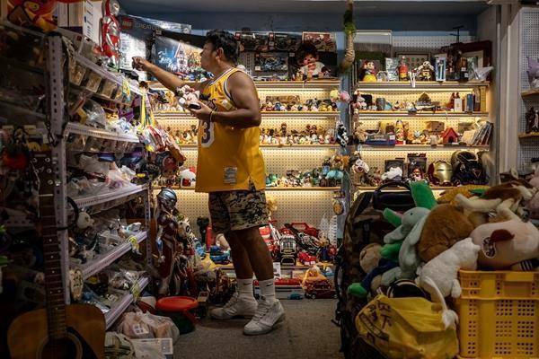 当年轻人走进二手市场：“买二手是年轻人更聪明的选择”