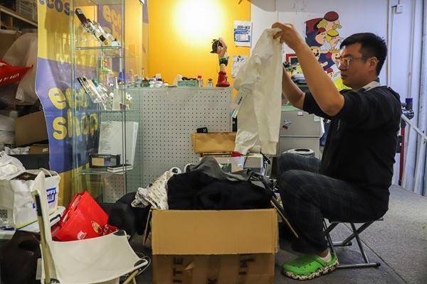 当年轻人走进二手市场：“买二手是年轻人更聪明的选择”