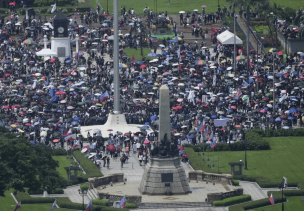 总统府前被烧成火海<strong></p>
<p>php</strong>,总统却下落不明!菲律宾一夜变天,20城全乱了