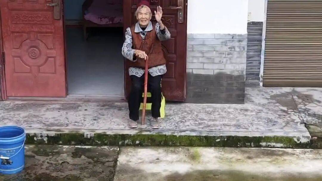 四川巴中男子宴席打包“坨子肉”<strong></p>
<p>XRP行情</strong>，用无人机“空投”给95岁外婆