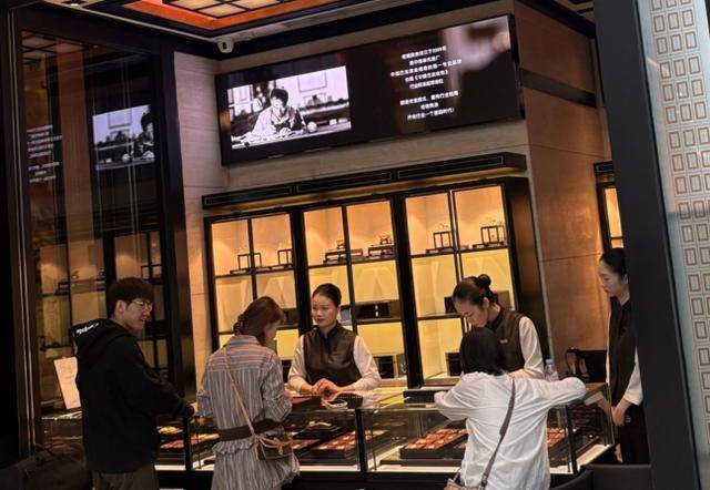 金价创历史新高！北京黄金消费“量价齐飞”<strong></p>
<p>瑞波币行情</strong>，年轻人买金饰当“理财”，买涨不买跌成共识｜华夏双节观察