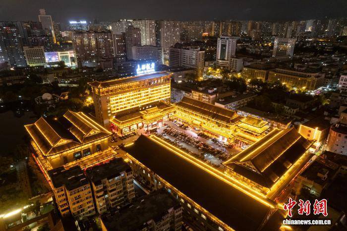 百年山西饭店夜景走红 古建新韵吸引游客