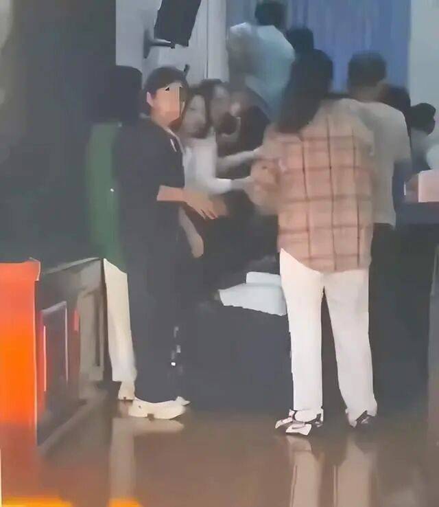 家长们跪成一排<strong></p>
<p>瑞波币行情</strong>，学生蒙眼从背上踩过？教育局回应河南一中学举办活动引热议：正调查处理