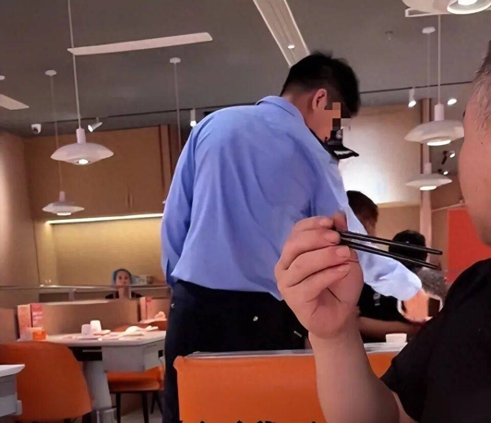 小伙和女友餐厅吃饭<strong></p>
<p>DOT行情</strong>,被民警赶来戴铐带走;警方回应:其女友与一离家女孩“撞脸”,错抓已道歉