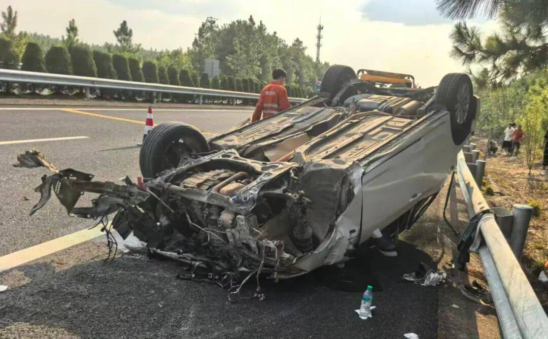 司机强行变道酿大祸<strong></p>
<p>DOT行情</strong>，反诬赖对方：“我要是撒谎就天打雷劈！”