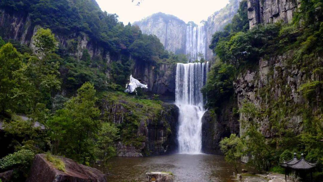 女生瀑布前拍视频<strong></p>
<p>DOT行情</strong>，空中突然飘来一排人