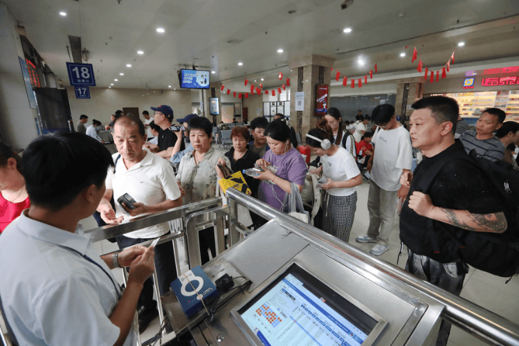 国庆返程高峰特写：全国最大收费站亮起“星河”<strong></p>
<p>DOT行情</strong>，“后备箱母爱大赛”又来了