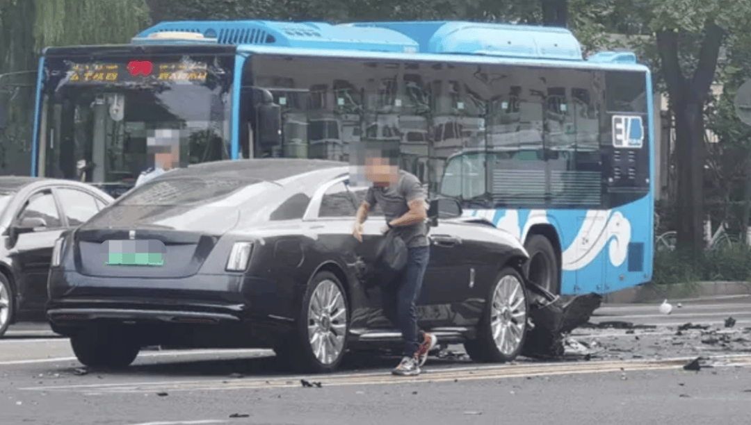 “劳斯莱斯逆行车祸”事件白车家属发声:“丈夫多处骨折!往后日子不知道怎么过”<strong></p>
<p>DOT行情</strong>,陈震深夜再道歉,并回应“我方律师会全力配合”