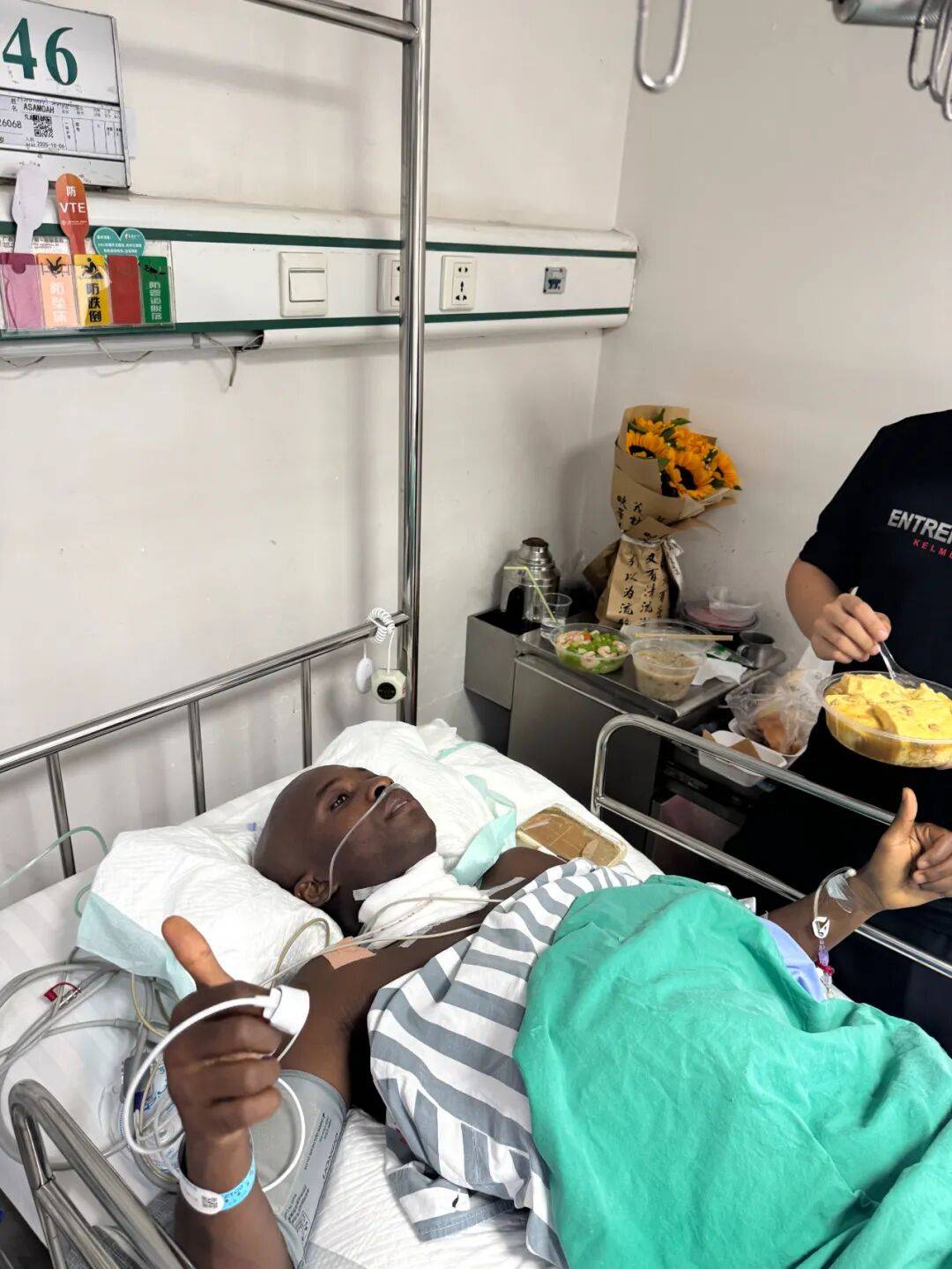 广西平果队受伤球员已完成手术，俱乐部发图报平安：诊断为颈部骨折，正在术后恢复中