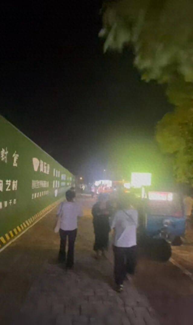 长假尾声!江西“鸡排大道”人流量减少超6成<strong></p>
<p>波卡币行情</strong>,“鸡排哥”提前下班