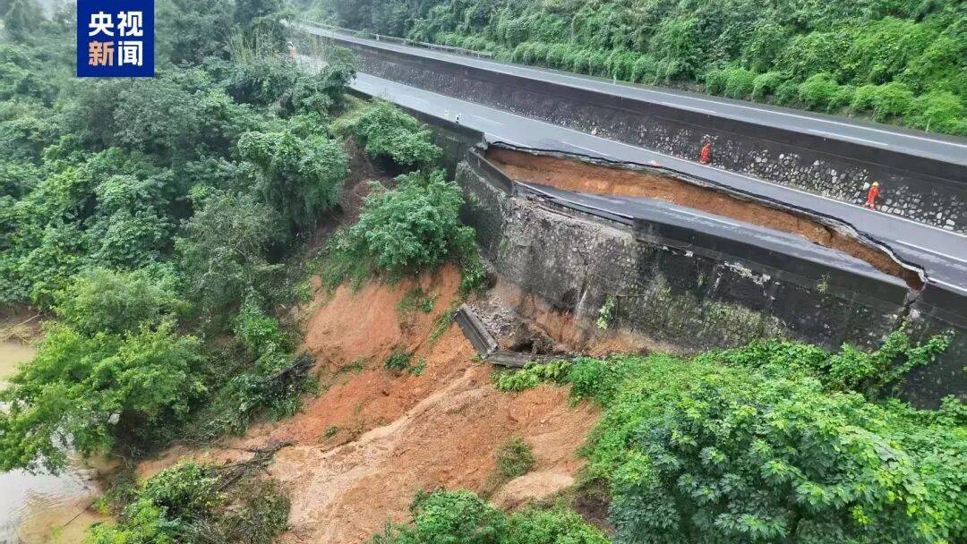 广西百色一高速公路开裂下沉!裂缝长约30米<strong></p>
<p>波卡币行情</strong>,塌陷处最深超2米