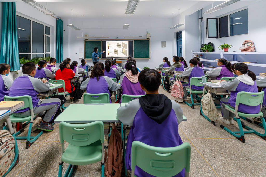 开学前接调岗电话<strong></p>
<p>波卡币行情</strong>，小学老师仓促教初中