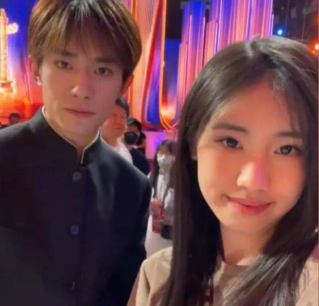 考古|冯小刚带女儿去陈思诚工作室！开个人账号还读影视专业<strong></p>
<p>币安币行情</strong>，她也要“女承父业”吗？