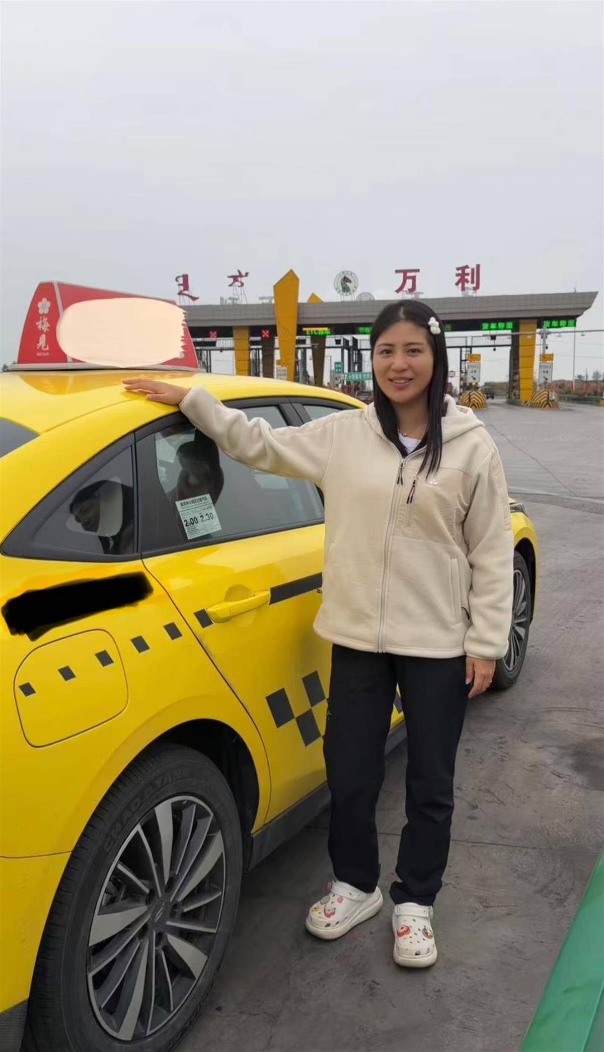 重庆女子乘“黄色法拉利”去内蒙古策马奔腾<strong></p>
<p>币安币行情</strong>,当事人:拦了十多辆车才有司机接单,计价器爆表了