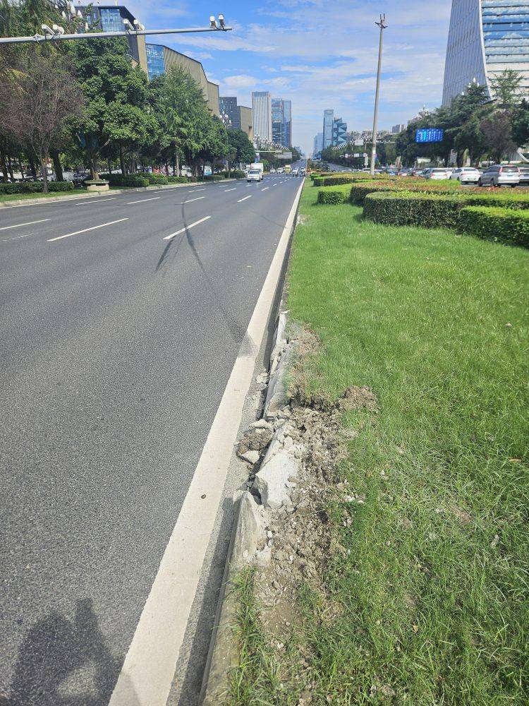 成都发生一起严重交通事故<strong></p>
<p>BNB行情</strong>，上游新闻实地探访：燃烧留下的印记仍在