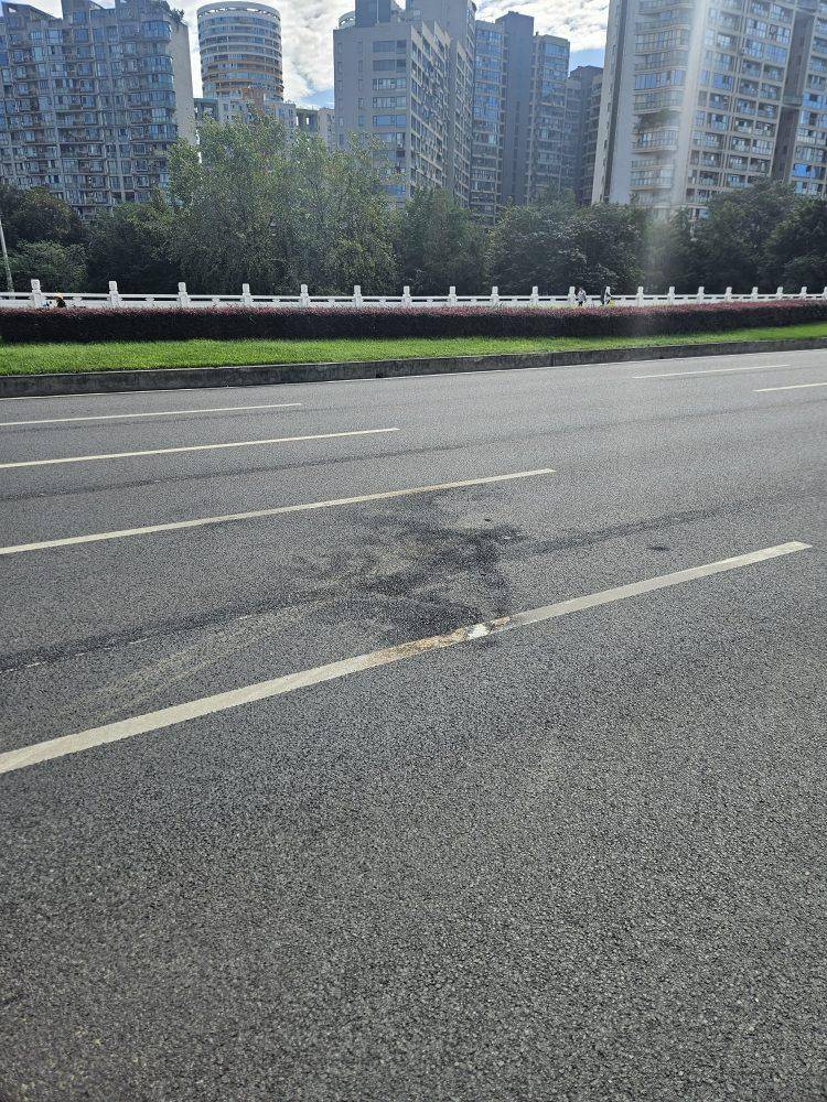 成都发生一起严重交通事故<strong></p>
<p>BNB行情</strong>，上游新闻实地探访：燃烧留下的印记仍在