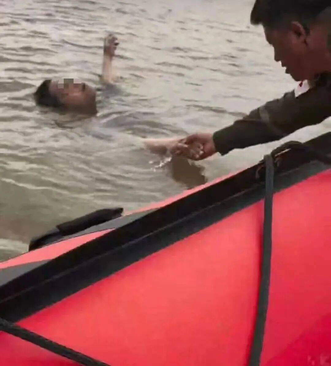 230斤重小伙酒后落水，漂浮7小时终获救……