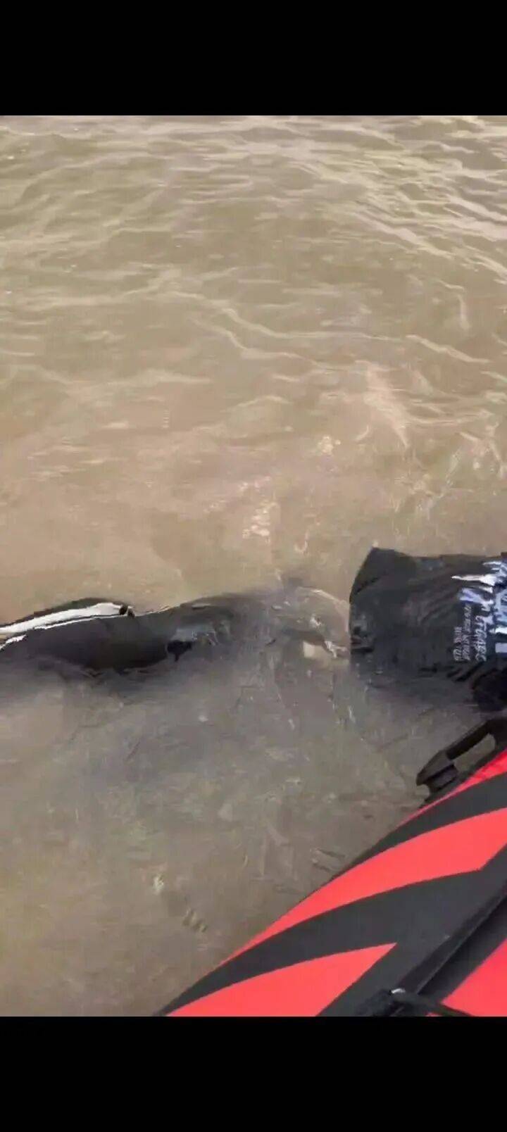 230斤重小伙酒后落水<strong></p>
<p>BNB行情</strong>，漂浮7小时终获救……