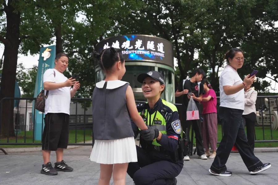 上海外滩“最美女警”被盯上！为了拍她<strong></p>
<p>币安币行情</strong>，有人连续蹲守几天