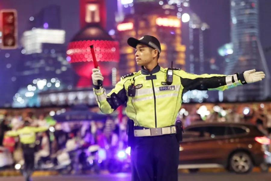 上海外滩“最美女警”被盯上！为了拍她<strong></p>
<p>币安币行情</strong>，有人连续蹲守几天