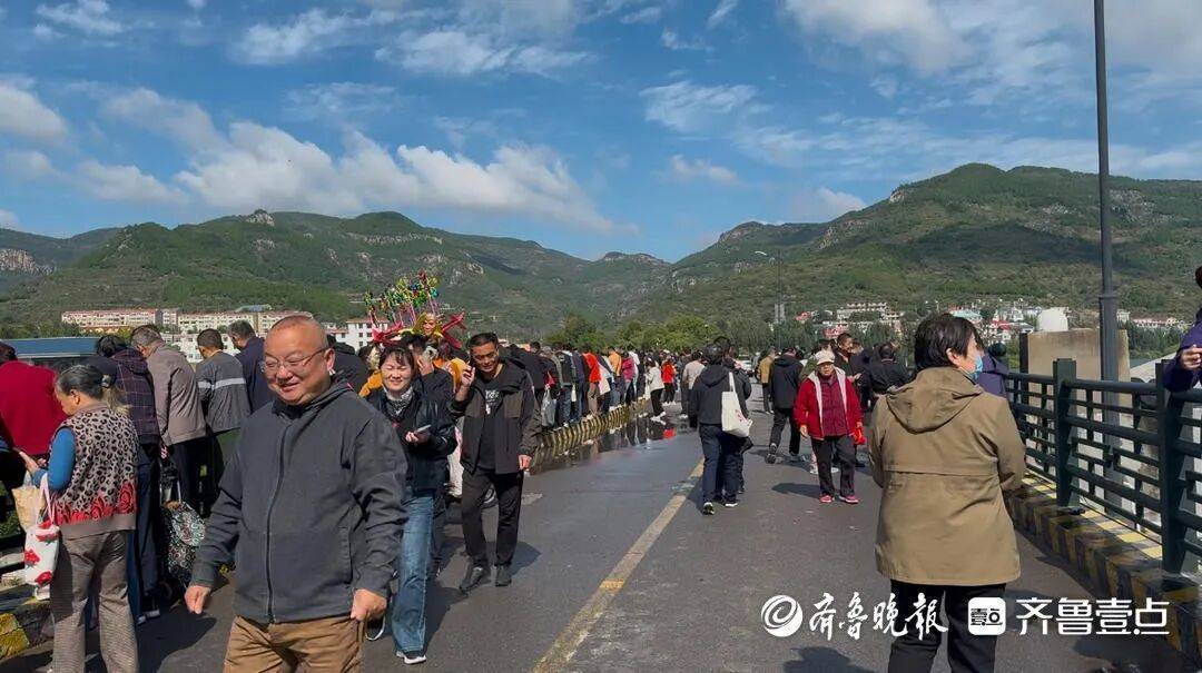 “鱼多得数不过来<strong></p>
<p>币安币行情</strong>,一网子下去能捞好几条”济南锦绣川水库开闸放水,大量鲢鱼被冲出,工作人员:禁止捕捞!