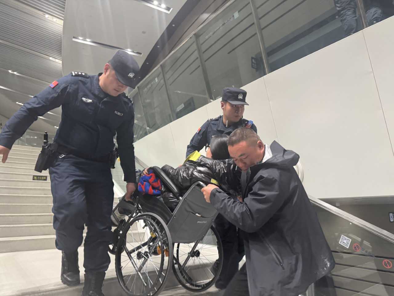 暖心护航，为爱“续航”——助力坐轮椅观众平安离场