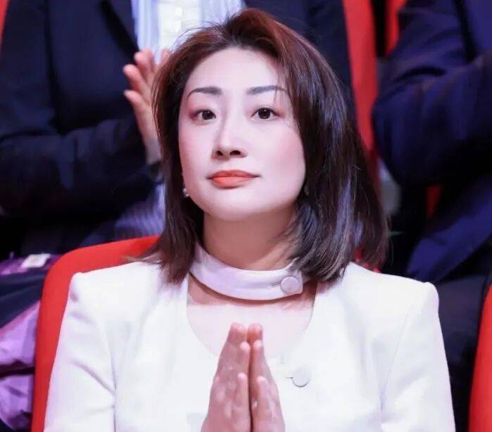 娃哈哈“内战”打到了最残酷的时候，宗馥莉这次腹背受敌