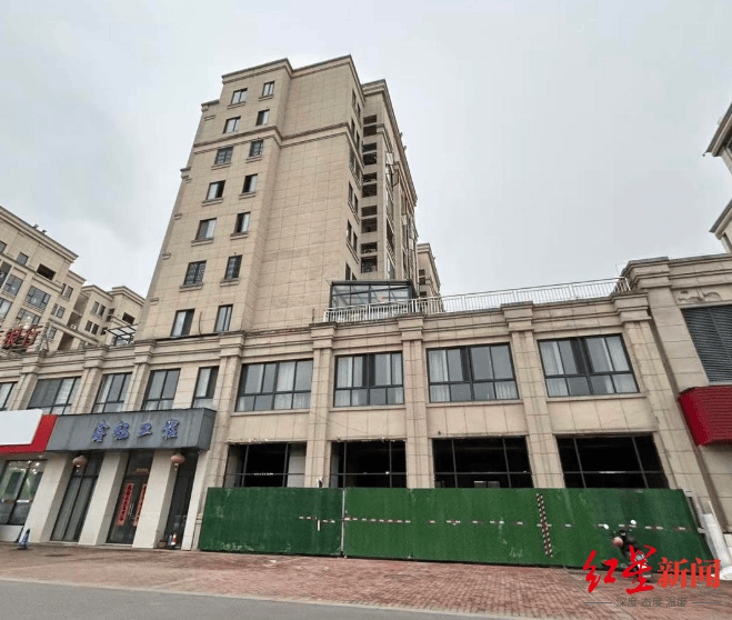 探访“业主私挖近300平方米地下室”现场：被挖区域已回填至地面，涉案业主担任多家公司高管