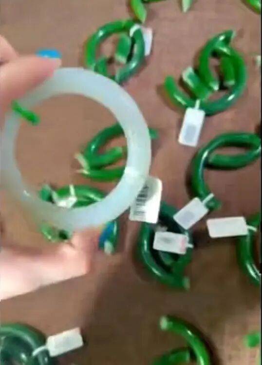 苏州一20岁店员不小心摔碎一盒玉镯损失百万<strong></p>
<p>艾达币行情</strong>，老板未要赔偿安慰小伙别有压力