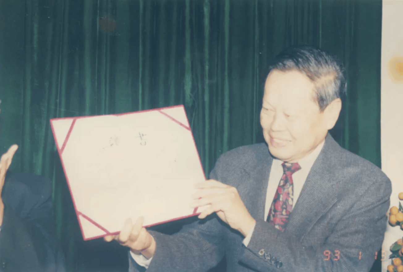 杨振宁为什么连续32年担任东莞理工学院名誉校长<strong></p>
<p>比特现金行情</strong>？