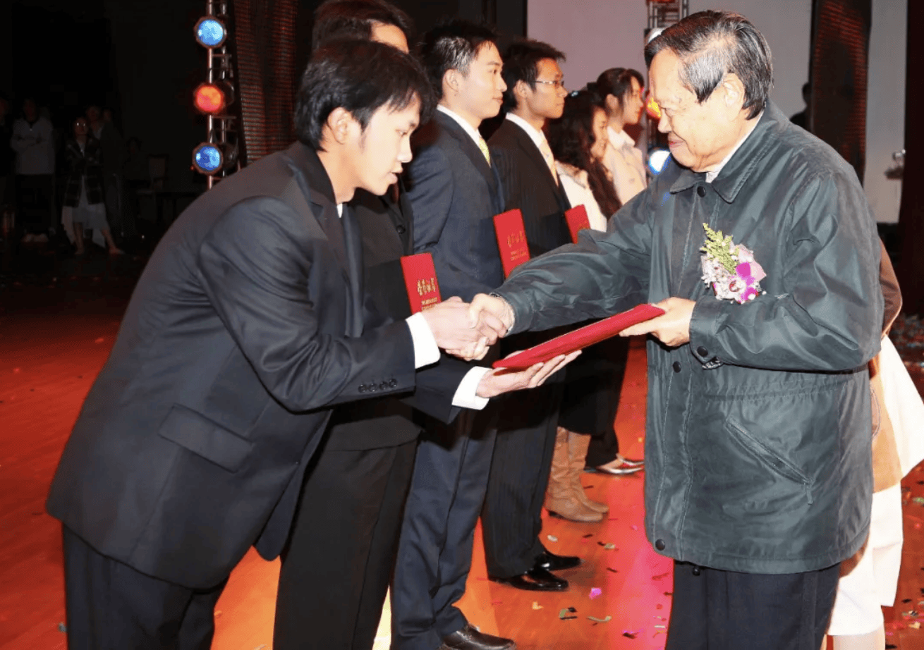 杨振宁为什么连续32年担任东莞理工学院名誉校长<strong></p>
<p>比特现金行情</strong>？