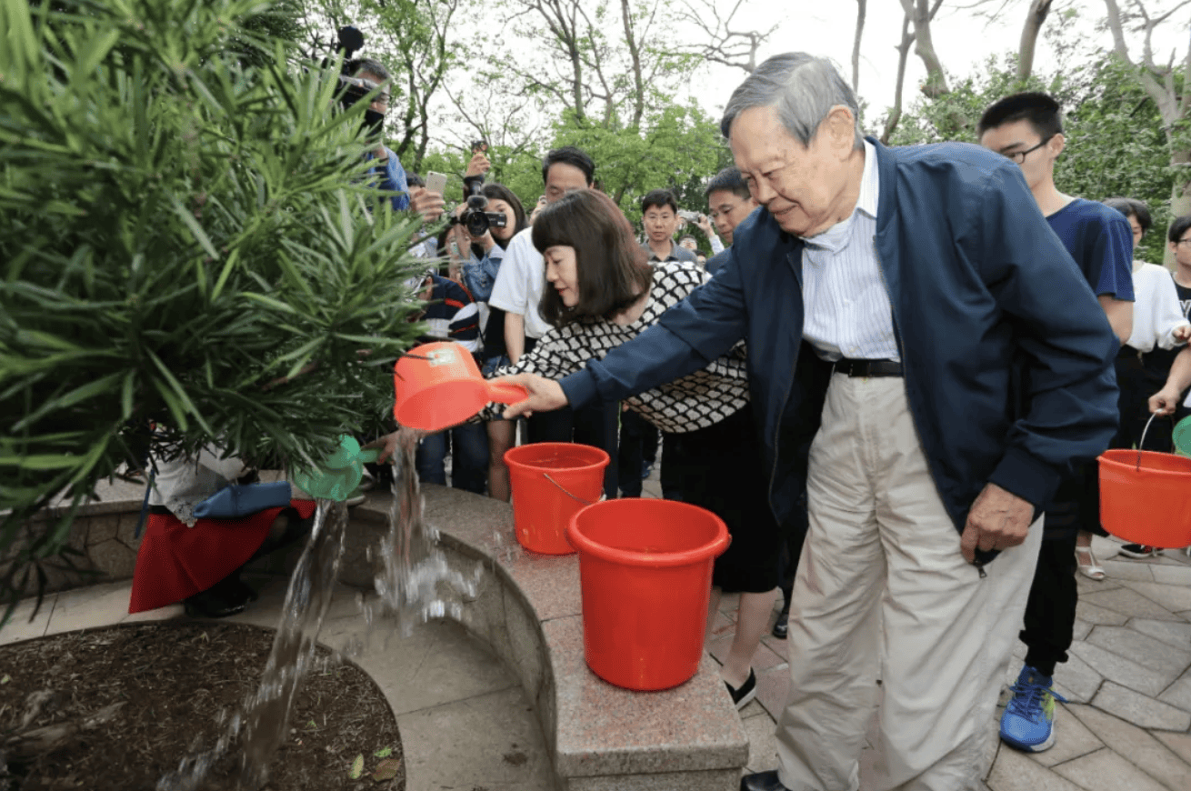 杨振宁为什么连续32年担任东莞理工学院名誉校长<strong></p>
<p>比特现金行情</strong>？
