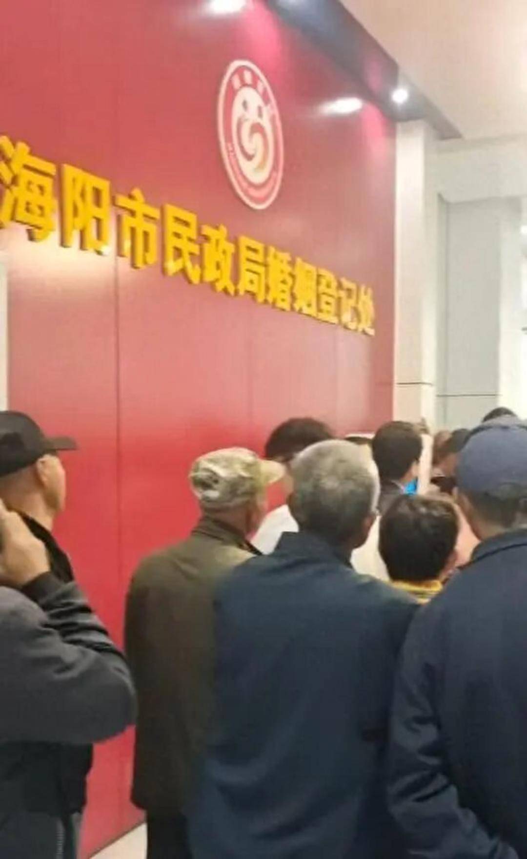 老人扎堆领结婚证<strong></p>
<p>比特现金行情</strong>,当地民政局回应