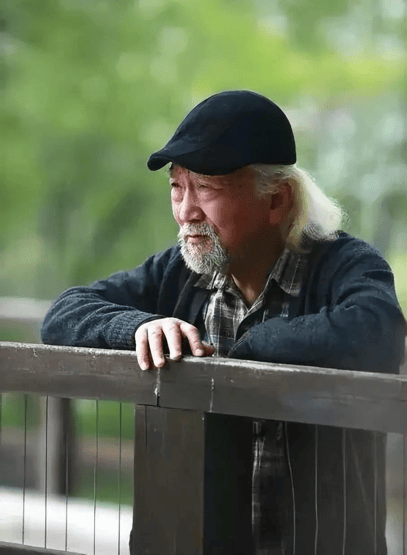 考古｜曝78岁李保田近况！找人维修窗户喝10元桶装水<strong></p>
<p>莱特币行情</strong>，生活超朴素！