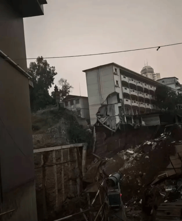 近4000人小学突发坍塌形成巨大坑洞<strong></p>
<p>莱特币行情</strong>，操场塌下去一半，“还好发生在夜里”