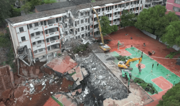 近4000人小学突发坍塌形成巨大坑洞<strong></p>
<p>莱特币行情</strong>，操场塌下去一半，“还好发生在夜里”