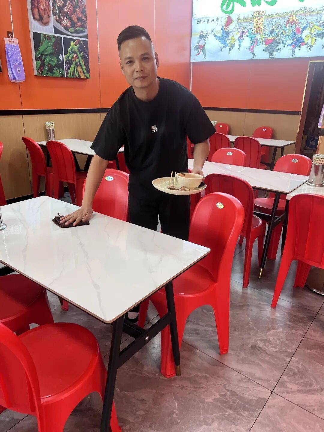 小伙到广州一猪脚饭店吃免费“2号餐”<strong></p>
<p>莱特币行情</strong>，突然跪地道谢，老板娘：以后要吃饭就直接过来