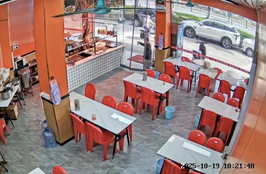 小伙到广州一猪脚饭店吃免费“2号餐”<strong></p>
<p>莱特币行情</strong>，突然跪地道谢，老板娘：以后要吃饭就直接过来