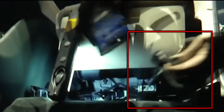 小米新车主驾下方掏出“神秘”多余零件！工作人员一片沉默<strong></p>
<p>莱特币行情</strong>，细思极恐