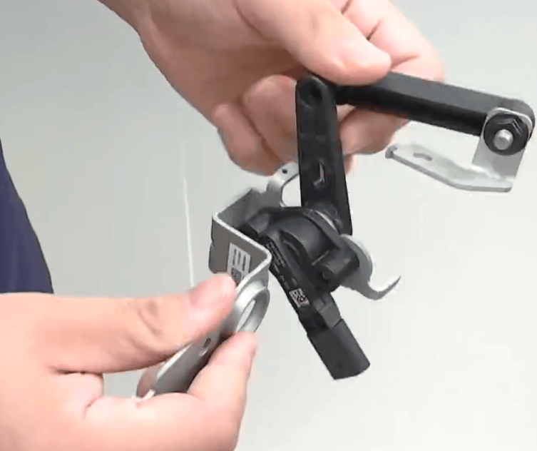 小米新车主驾下方掏出“神秘”多余零件！工作人员一片沉默<strong></p>
<p>莱特币行情</strong>，细思极恐