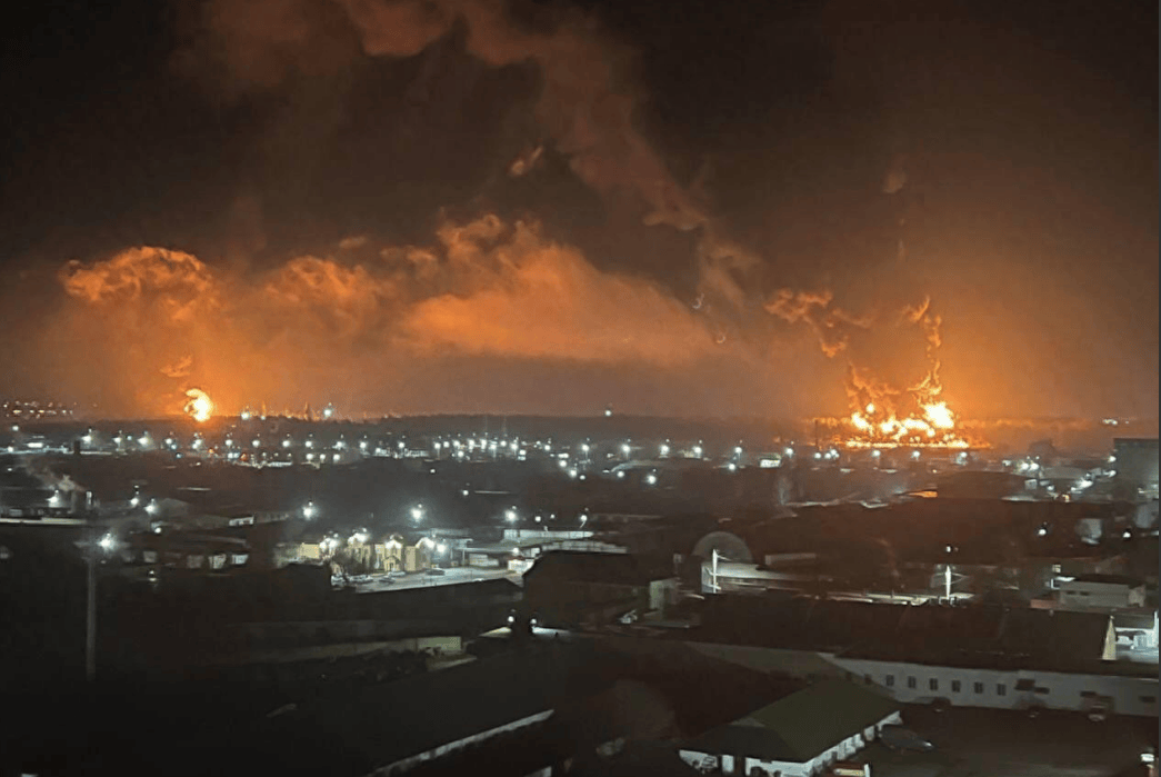 美国不给战斧拉倒，乌克兰搬出先进导弹，陆海空联合轰炸俄罗斯