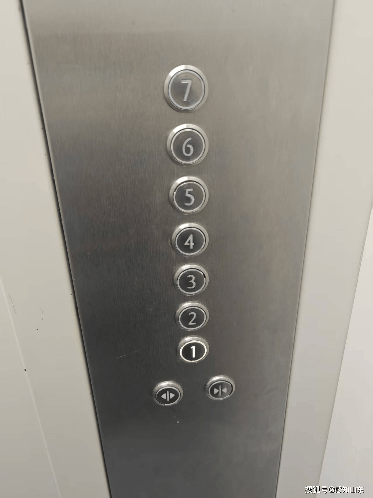 山东东营市一镇政府大楼过于“气派”被质疑超标准<strong></p>
<p>BSV行情</strong>，镇政府回应：非自建，只租7层