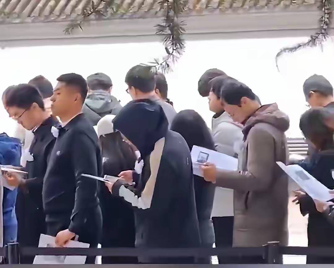 杨振宁追悼会很隆重<strong></p>
<p>BSV行情</strong>,大儿子未现身,翁帆站家属首位,样子很憔悴