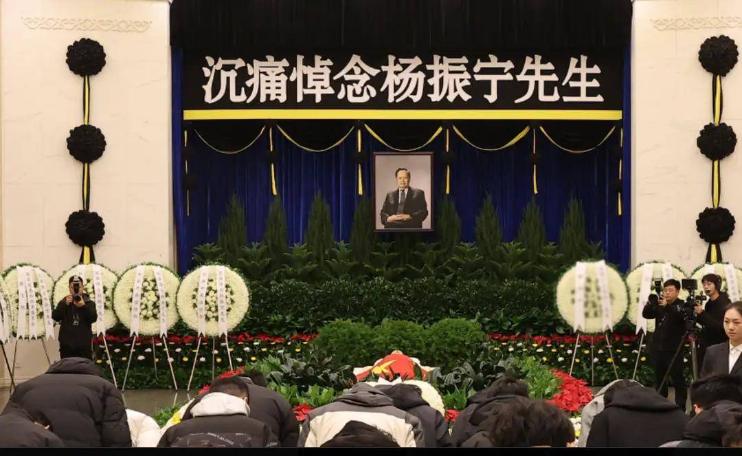 杨振宁追悼会很隆重<strong></p>
<p>BSV行情</strong>,大儿子未现身,翁帆站家属首位,样子很憔悴