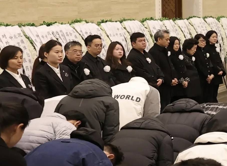 杨振宁追悼会很隆重<strong></p>
<p>BSV行情</strong>,大儿子未现身,翁帆站家属首位,样子很憔悴