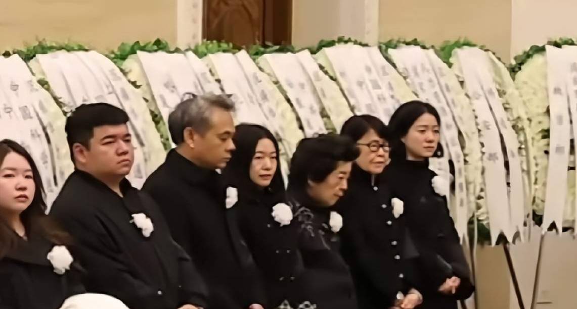 杨振宁追悼会很隆重<strong></p>
<p>BSV行情</strong>,大儿子未现身,翁帆站家属首位,样子很憔悴